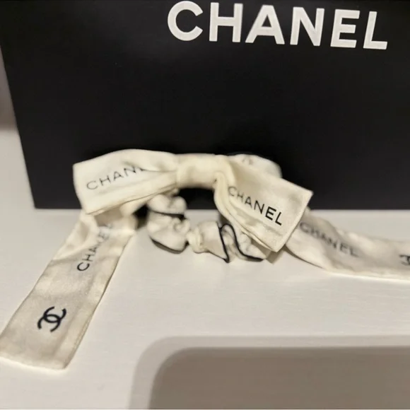 CHANEL HAIR TIE SILK OFF WHITE PREOWNED - Picture 4 of 8